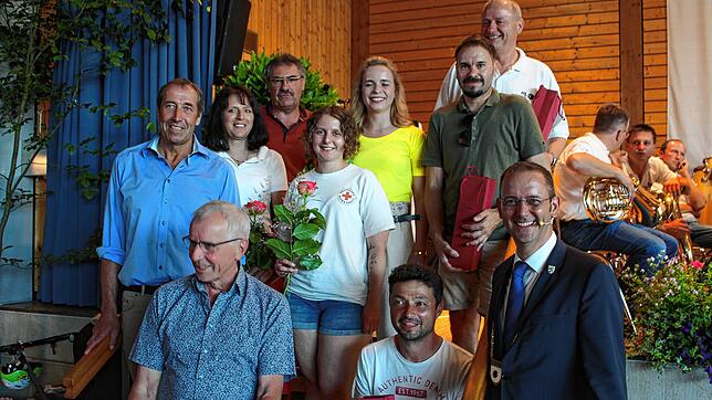 Bürgermeister Stefan Keil (vorne rechts) bedankt sich beim Festausschuss. (vordere Reihe von links) Werner Kraft, Markus Zimmermann. ...