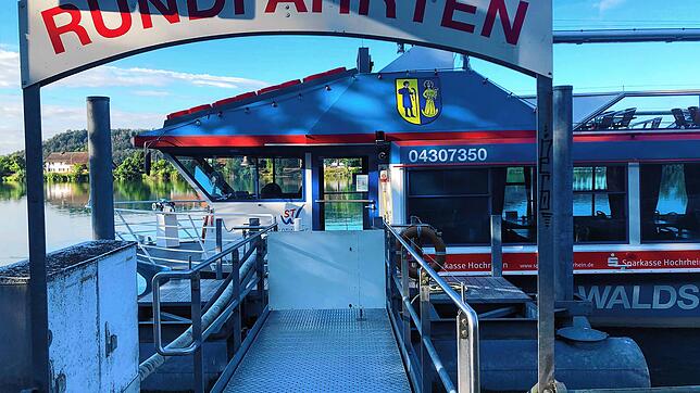 Das Fahrgastschiff Waldshut-Tiengen an der Anlegestelle am Waldshuter Rheinufer. Aufgrund des derzeitig relativ niedrigen Wasserstands ...