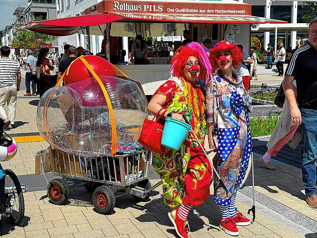 Auch Clowns belustigen die Besucher.