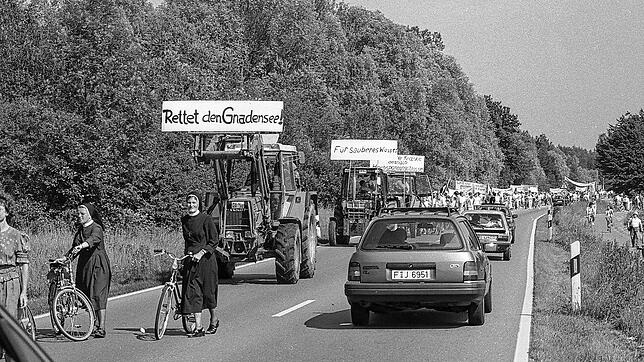 Sogar Nonnen demonstrieren mit: Hunderte Demo-Teilnehmer blockieren im Jahr 1990 den Verkehr auf der B33 – hier bei Hegne – ...