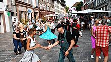 In Topform präsentierten sich gleichzeitig Tanzpaare des Vereins „Fricktal tanzt“ auf der Straße, die bei Rock`n Roll-Rhythmen das ...