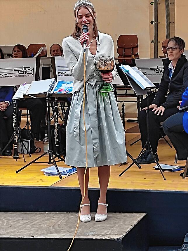 Die Weinprinzessin 2022/2023, Lea Netzhammer bedankt sich bei den Umzugsteilnehmern für den eindrucksvollen, schönen Winzerfestumzug.