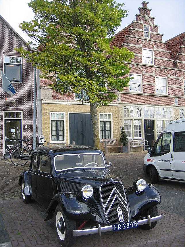 Eine alte Gangsterlimousine von Citroën, die Traction avant 11B, gesehen in Holland mit einem noch nicht so alten Kennzeichen. In ...