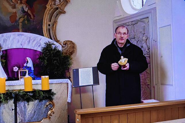 Der katholische Pfarrer Matthias Schneider lädt ein, die Krippe in der St. Michaelskirche zu besuchen.
