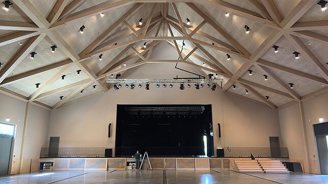 Das Holztragwerk aus stabiler Bau-Buche überspannt den gesamten Festsaal der neuen Scheffelhalle stützfrei. Hier wird am Freitag, 19. ...