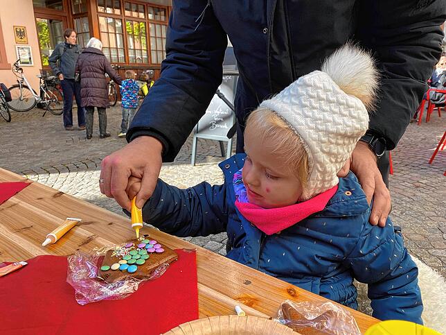 Angelehnt an Hänsel und Gretel, konnten die Besucher beim Süßwarenladen &bdquo;Bad Säckinger Säckle&ldquo; eigene Lebkuchen kreieren.
