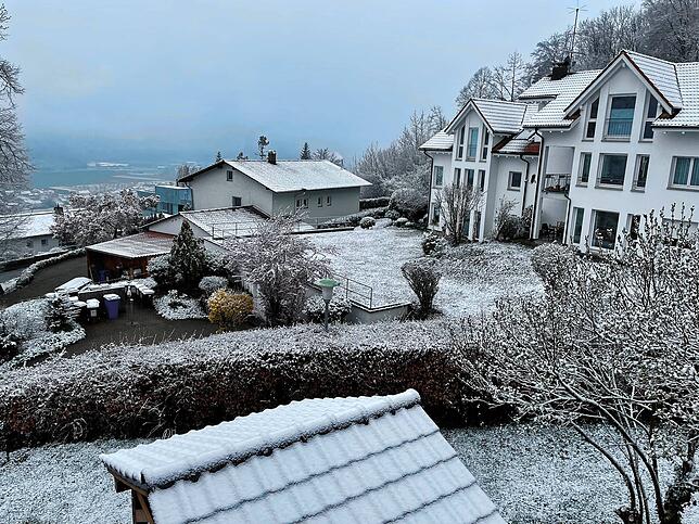 Blick aus der Oberen Haspelstraße in Waldshut in Richtung Schweiz: Auch hier hat es am Samstagmorgen leicht geschneit, auch wenn der ...
