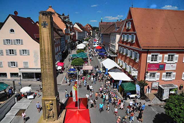 Das Straßenfest beim Schweizer Feiertag von der Feuerwehr-Drehleiter aus fotografiert.