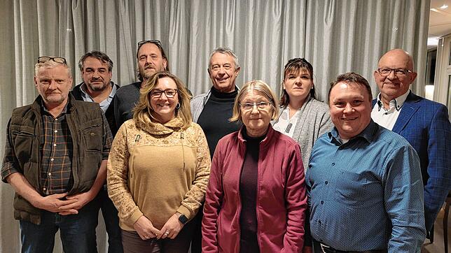 Sie stehen auf den oberen Plätzen der Wahlliste der Freien Wähler für den Gemeinderat (hinten von links): Martin Mehne, Gabriel Deufel, ...