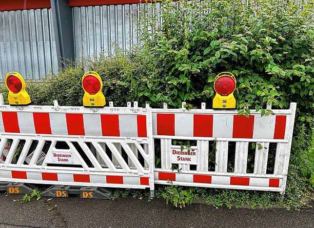 Die Absperrbaken stehen rund um die kommende Baustelle schon bereit.