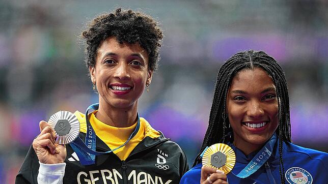 Die Leichtathletikerin Malaika Mihambo aus Deutschland posiert am 09.08.2024 zusammen mit der Erstplatzierten Tara Davis-Woodhall (r) ...