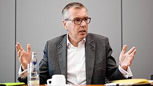 Holger Klein, Noch-Vorstandsvorsitzender von ZF, trat sein Amt 2023 an und stand gleich vor einer Reihe von Problemen. Sein Vorgänger ...