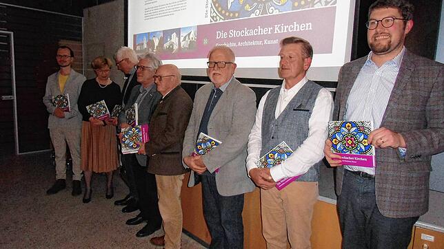 Sie freuen sich über das Buch über die Stockacher Kirchen (von links): Christopher Wangenheim, Sybille Probst-Lunitz, Franz Hofmann, ...