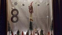 Weihnachtlich dekorierte Fenster, Geselligkeit und vorweihnachtliche Stimmung gibt es bei der Adventsfensteraktion. Bild: Stoll