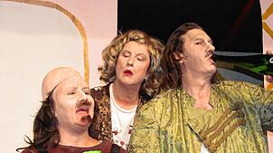 Volker Hirt (ganz rechts) spielt auch beim diesjährigen Herbst-Theater die Hauptrolle, also den Beethoven. Katrin Ehlert (ganz links) ...