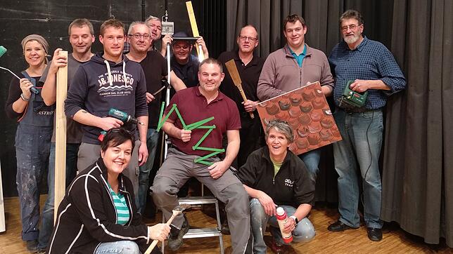 Der Bühnenbautrupp ist noch mitten in der Arbeit, aber kommende Woche ist alles fertig. Hinten, von links: Silva Vogt, Thomas Kübler, ...