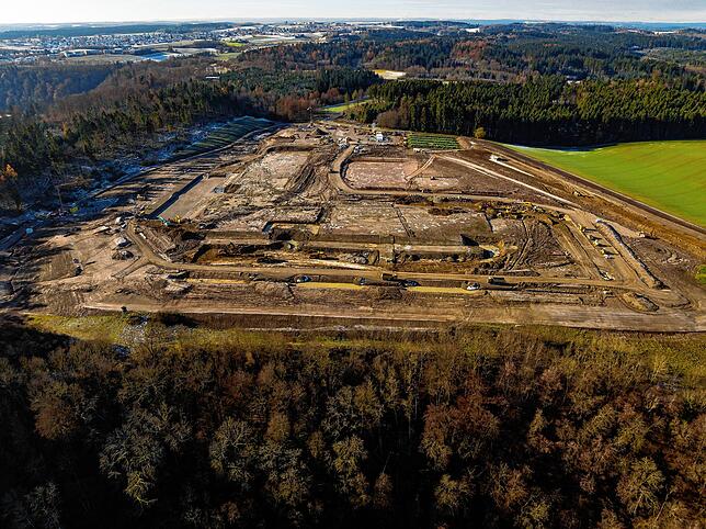 Eine weitere Perspektive auf die Baustelle &ndash; hier mit Blick nach Westen. Bagger und große Laster nehmen sich vergleichsweise ...
