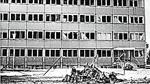 Zerstörte Fenster und die Reste des als Autobombe benutzten Golfs: Die Rote Armee Fraktion (RAF) verübt am 25. Juli 1986 einen Anschlag ...