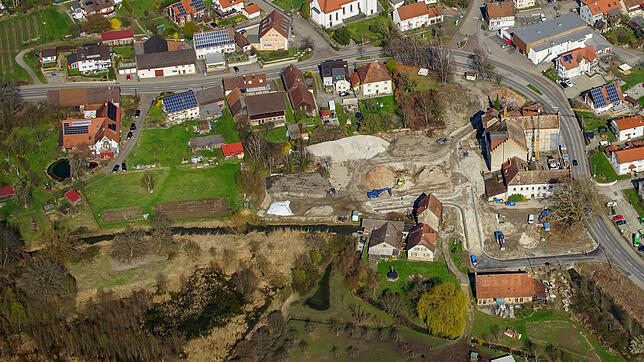 Unten links ist der verlandete Eisweiher zu sehen, rechts die Baustelle der Schlossbrauerei. Das Bild entstand im März 2023.