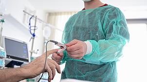 Ein neuer Gesetzentwurf der Bundesregierung soll es Pflegekräften in Zukunft ermöglichen, mehr Aufgaben in der Patientenversorgung zu ...