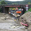 Bevor die alte Bahnüberführung abgebrochen wird, müssen Hilfsbrücken für die Kabel hergestellt werden.