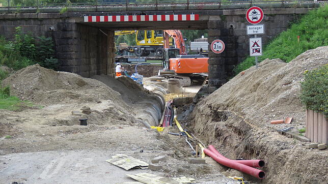 Bevor die alte Bahnüberführung abgebrochen wird, müssen Hilfsbrücken für die Kabel hergestellt werden.