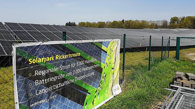 Der Solarpark im Heiligenberger Teilort Rickertsreute ist mit der landesgrößten Freiflächen-Photovoltaikanlage und dem Batteriespeicher ...