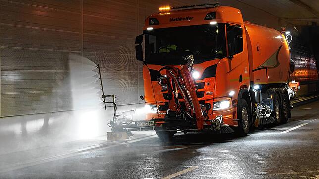 (Archivbild von September 2024) Regelmäßig wird der Tunnel Waldsiedlung der B33 gereinigt und technisch überprüft. Die Arbeiten werden ...
