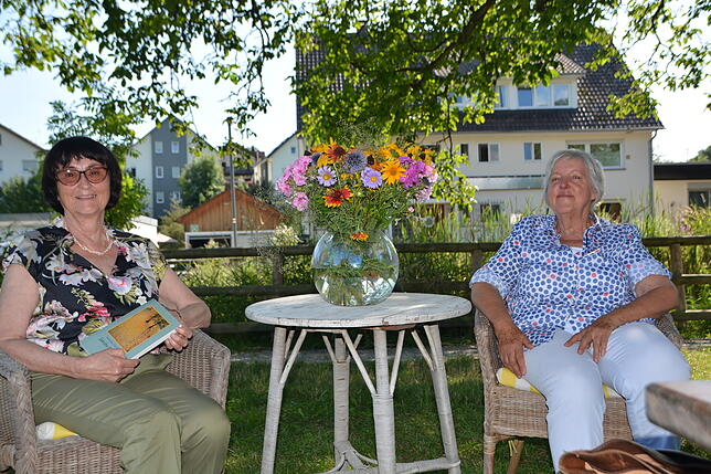 Die Meersburger Ehrenbürgerin und preisgekrönte Autorin Monika Taubitz (links) stellte ihr neues Buch „Jakobs Gärten“ auf ...