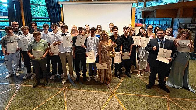 Das sind die Schüler der beiden Abschlussklassen der Grund- und Werkrealschule Gurtweil, die ihre Schulzeit in Gurtweil beendeten.