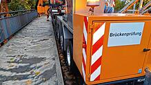 13 Meter lang ist der Spezial-Lkw mit dem Brückenuntersichtgerät, der am Donnerstag auf der Bahnbrücke in Markdorf steht. Das ...