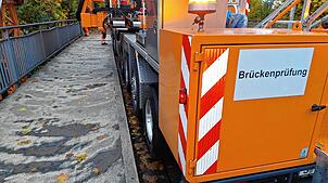 13 Meter lang ist der Spezial-Lkw mit dem Brückenuntersichtgerät, der am Donnerstag auf der Bahnbrücke in Markdorf steht. Das ...