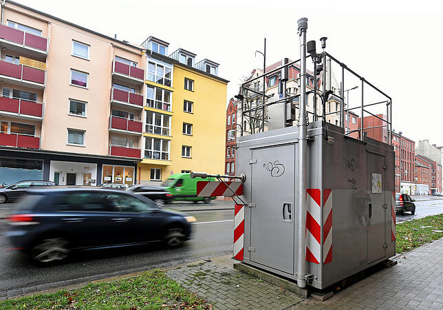 Messgerät zur lufthygienischen Überwachung Eine Messstation zur lufthygienischen Überwachung (u.a. von Feinstaub und Stickstoffoxiden) steht nahe einer Hauptverkehrsstraße.