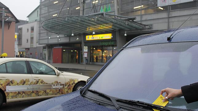 Falsch geparkt hinter der Lohgerbe: Das bekannte Bad Säckinger Knöllchen hängt an der Scheibe. Die meisten davon gehen an Schweizer. ...