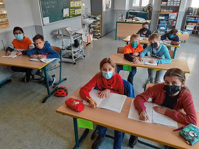 Ein Teil der Klasse 4a der Grundschule Oberlauchringen &ndash; alle noch mit Maske.