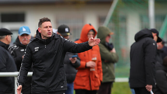 Benjamin Heim, Trainer des FC Hilzingen, gewinnt mit seiner Mannschaft mit 3:1 gegen den TuS Immenstaad.