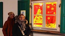 Alexandra Moser (links) und Ulrike Feiler stehen an ihrem letzten Adventsfenster, welches noch bis zum 5. Januar täglich bestaunt werden ...