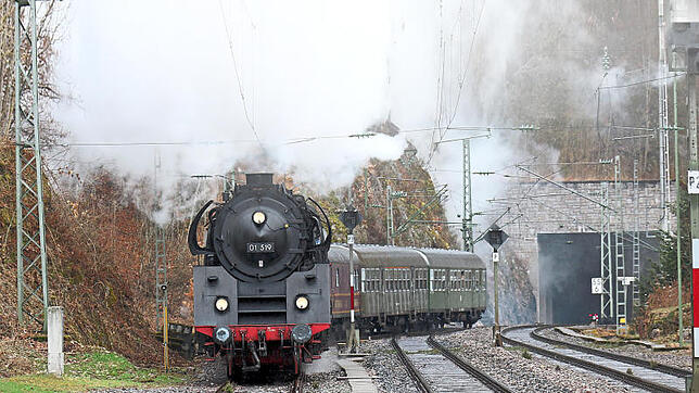 Mächtig Dampf und Rauch verbreitet die Dampflok 501 519 der Eisenbahnfreunde Zollernbahn bei der Einfahrt in den Bahnhof Triberg.