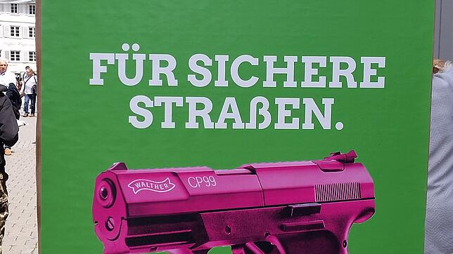 Mit gefälschten Plakaten wie diesen der Partei Bündnis 90/ Die Grünen sorgten zunächst unbekannte Personen kurz vor der Europa- und ...