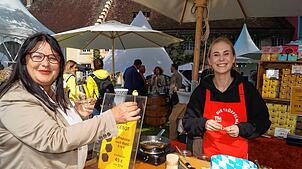 Sylvia Rabe probiert auf der Home and Garden die Trüffelbutter bei Anna Berger von der Trüffelmanufaktur.