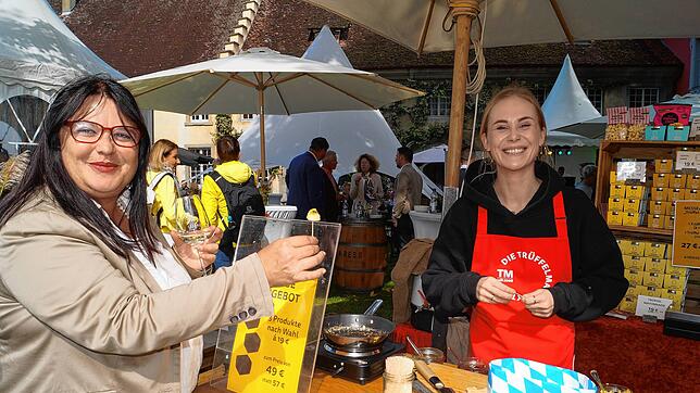Sylvia Rabe probiert auf der Home and Garden die Trüffelbutter bei Anna Berger von der Trüffelmanufaktur.