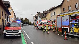 Mehrere Rettungsfahrzeuge stehen am Donnerstagnachmittag in der Schwenninger Arminstraße.