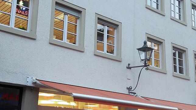 Mit Neonreklame im Fenster macht Nagelstudio Nummer neun über einem Drogeriemarkt in Waldshut auf sich aufmerksam.
