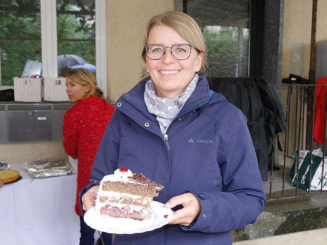 100 Kuchen, mehr als 1000 Stücke, warteten am gemeinsamen Stand des Schülerhorts Kindorado und des Waldkimdergartens Waldtrolle auf ...
