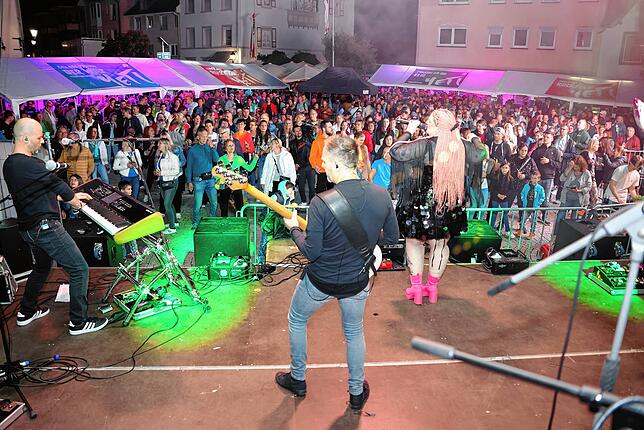 Die Band Diva heizt am Samstagabend den Besuchern auf dem Gustav-Hammer-Platz ein.