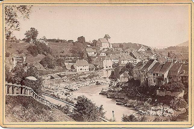 Laufenburg in einer Aufnahme von 1864. Das pittorekse Städtchen an der Grenze zur Schweiz zog reiche Ausländer an. 1894 erwarb das ...