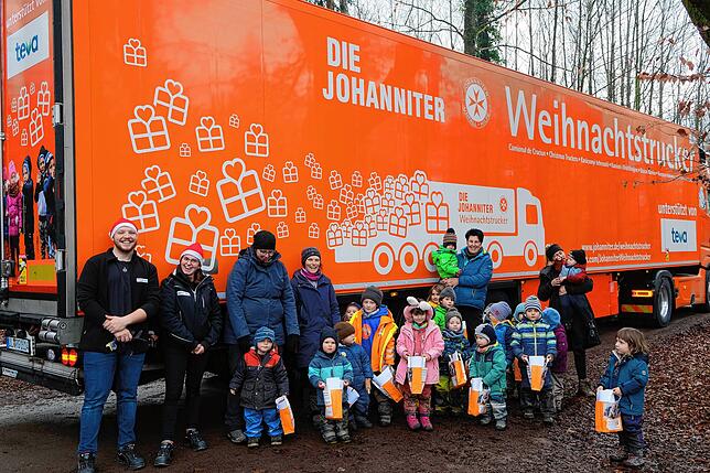 Die Kinder sind stolz, dass sie ihre Pakete verstaut haben – mit ein bisschen Hilfe der Erwachsenen (von links): Tobias Novak, Tamara ...