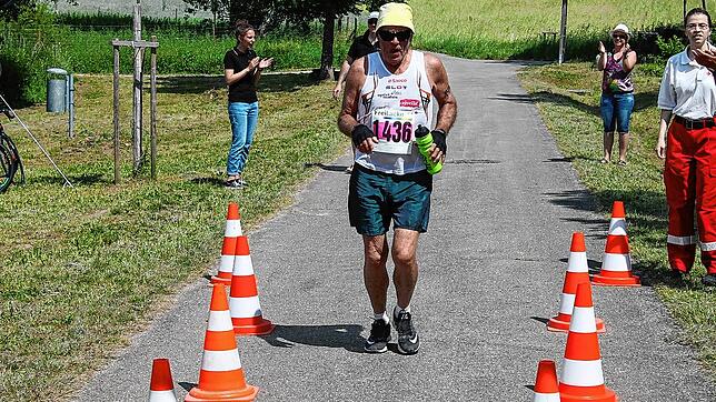 Zieleinlauf des 81-jährigen Martin Krauss beim Laien Man 2018 als letzter. Immerhin hat er seine Zeit gegenüber 2017 um eineinhalb ...