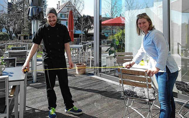 Mittagstisch mit Abstand im Gasthaus &bdquo;Die Post&ldquo;: Sabrina Kellenberger und Marc Stoiber messen einen Abstand zwischen ...