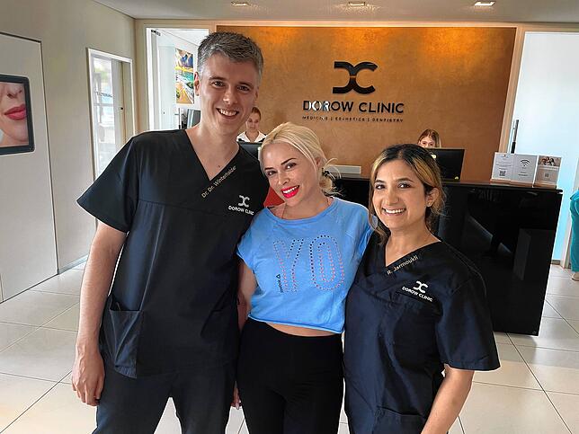 Daniela Katzenberger (centre) shortly before her treatment with dentist Rem Jermukli and physician Philip Winterhalder.